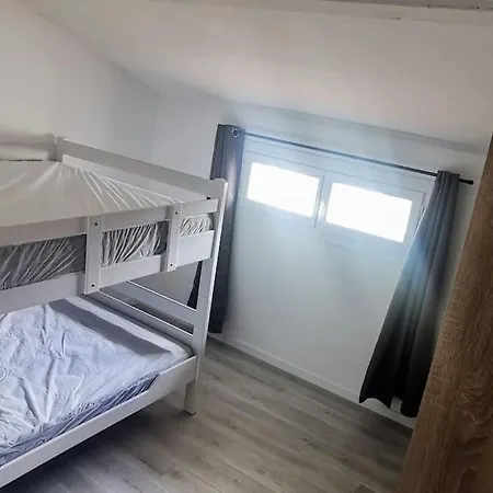 Petite 6 Personnes Proche - 3 *